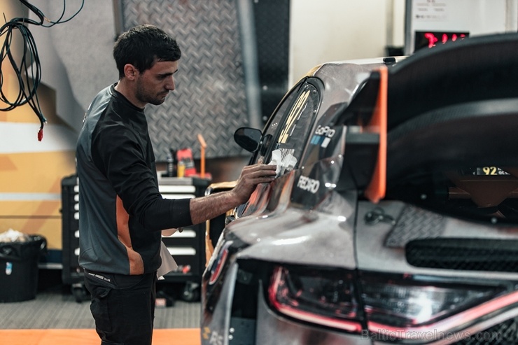 Travelnews.lv ar «Renault Mūsa Motors Rīga» atbalstu iepazīst Pasaules rallijkrosa čempionāta aizkulises Latvijā. Foto: Toms Svilāns Travelnews.lv ar «Renault Mūsa Motors Rīga» atbalstu iepazīst Pasaules rallijkrosa čempionāta aizkulises Latvijā. Foto: Toms Svilāns 265732