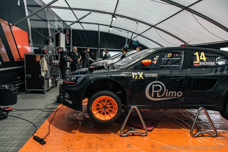 Travelnews.lv ar «Renault Mūsa Motors Rīga» atbalstu iepazīst Pasaules rallijkrosa čempionāta aizkulises Latvijā. Foto: Toms Svilāns Travelnews.lv ar «Renault Mūsa Motors Rīga» atbalstu iepazīst Pasaules rallijkrosa čempionāta aizkulises Latvijā. Foto: Toms Svilāns 265734