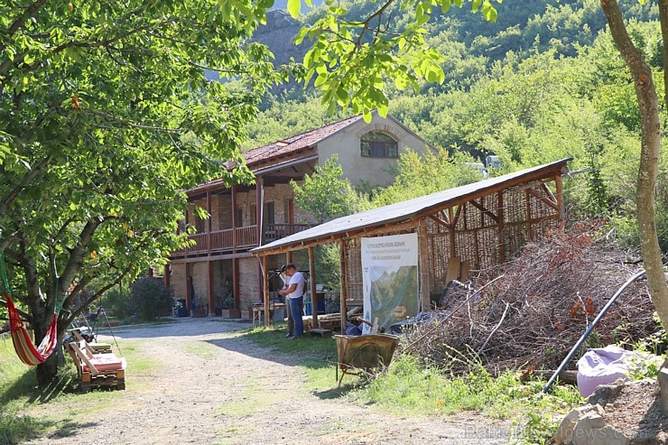 Travelnews.lv nakšņo bijušā kultūras ministra Nika Vacheishvili viesu namā, izbauda mājas vīnu un virtuvi. Atbalsta: Georgia.Travel Travelnews.lv nakšņo bijušā kultūras ministra Nika Vacheishvili viesu namā, izbauda mājas vīnu un virtuvi. Atbalsta: Georgia.Travel 265769