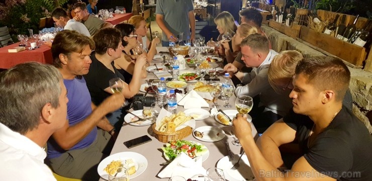 Travelnews.lv nakšņo bijušā kultūras ministra Nika Vacheishvili viesu namā, izbauda mājas vīnu un virtuvi. Atbalsta: Georgia.Travel Travelnews.lv nakšņo bijušā kultūras ministra Nika Vacheishvili viesu namā, izbauda mājas vīnu un virtuvi. Atbalsta: Georgia.Travel 265788