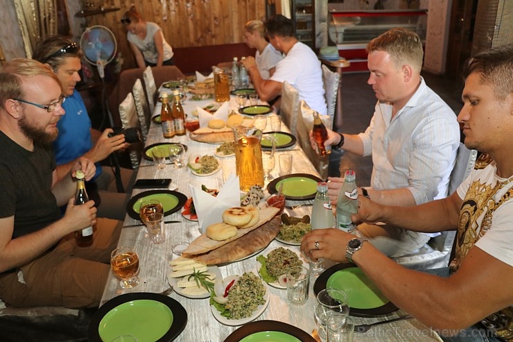 Travelnews.lv apmeklē pusdienu restorānu Gruzijas mazpilsētā. Atbalsta: Georgia.Travel 265791