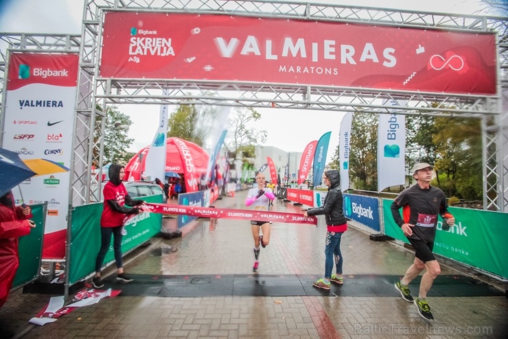 Valmieras ielas skriešanas svētkos piepildīja lielāki un mazāki sportisti, līdzjutēji un tūristi Valmieras ielas skriešanas svētkos piepildīja lielāki un mazāki sportisti, līdzjutēji un tūristi 265963