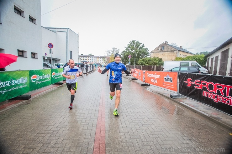 Valmieras ielas skriešanas svētkos piepildīja lielāki un mazāki sportisti, līdzjutēji un tūristi Valmieras ielas skriešanas svētkos piepildīja lielāki un mazāki sportisti, līdzjutēji un tūristi 265970