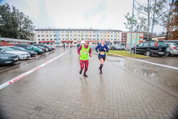 Valmieras ielas skriešanas svētkos piepildīja lielāki un mazāki sportisti, līdzjutēji un tūristi Valmieras ielas skriešanas svētkos piepildīja lielāki un mazāki sportisti, līdzjutēji un tūristi 265971