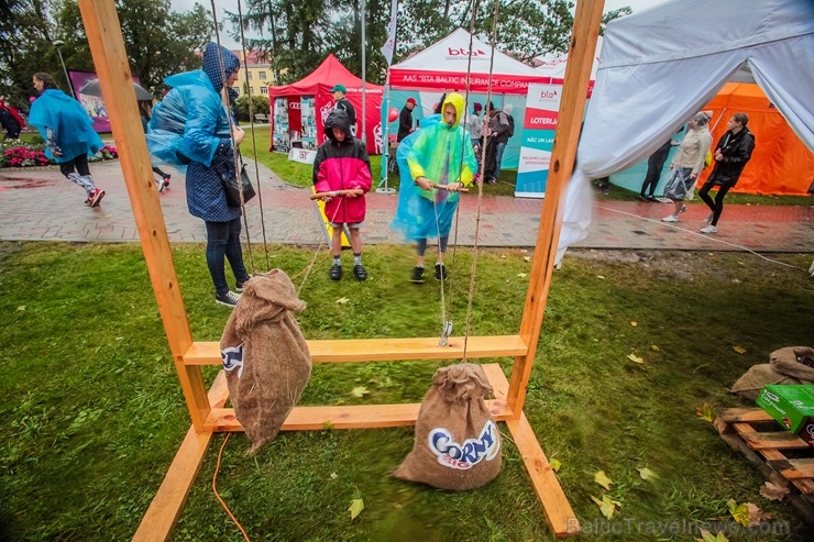 Valmieras ielas skriešanas svētkos piepildīja lielāki un mazāki sportisti, līdzjutēji un tūristi Valmieras ielas skriešanas svētkos piepildīja lielāki un mazāki sportisti, līdzjutēji un tūristi 265978