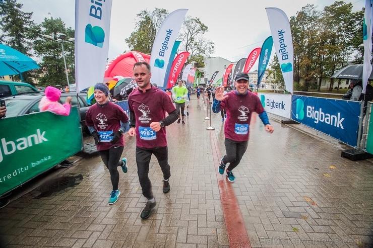 Valmieras ielas skriešanas svētkos piepildīja lielāki un mazāki sportisti, līdzjutēji un tūristi Valmieras ielas skriešanas svētkos piepildīja lielāki un mazāki sportisti, līdzjutēji un tūristi 265983