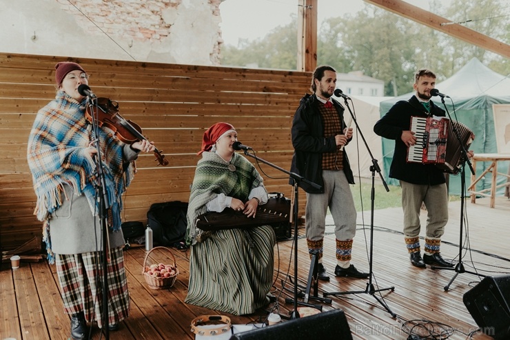 Ar svinībām un gardu mielastu Valmiermuižā atzīmē lielo darbu noslēgšanos, galdā ceļot visu, kas vasarā sarūpēts Ar svinībām un gardu mielastu Valmiermuižā atzīmē lielo darbu noslēgšanos, galdā ceļot visu, kas vasarā sarūpēts 266084