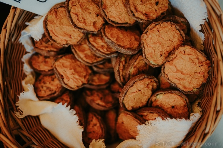 Ar svinībām un gardu mielastu Valmiermuižā atzīmē lielo darbu noslēgšanos, galdā ceļot visu, kas vasarā sarūpēts Ar svinībām un gardu mielastu Valmiermuižā atzīmē lielo darbu noslēgšanos, galdā ceļot visu, kas vasarā sarūpēts 266087