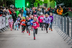 Tūkstošiem skrējēju pulcējas uz lielāko rudens skrējienu Rīgā