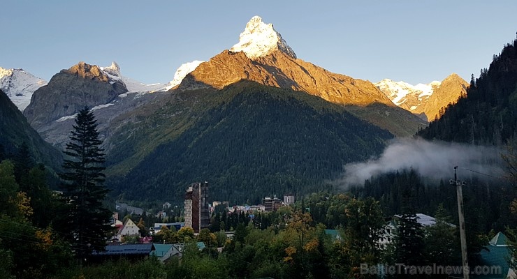 Travelnews.lv divas naktis nakšņo vienkāršā, bet viesmīlīgā Dombaja viesnīcā «Elbrus». Atbalsta: Magtur Travelnews.lv divas naktis nakšņo vienkāršā, bet viesmīlīgā Dombaja viesnīcā «Elbrus». Atbalsta: Magtur 266331