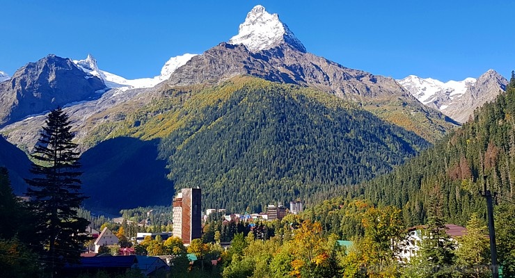 Travelnews.lv divas naktis nakšņo vienkāršā, bet viesmīlīgā Dombaja viesnīcā «Elbrus». Atbalsta: Magtur Travelnews.lv divas naktis nakšņo vienkāršā, bet viesmīlīgā Dombaja viesnīcā «Elbrus». Atbalsta: Magtur 266333