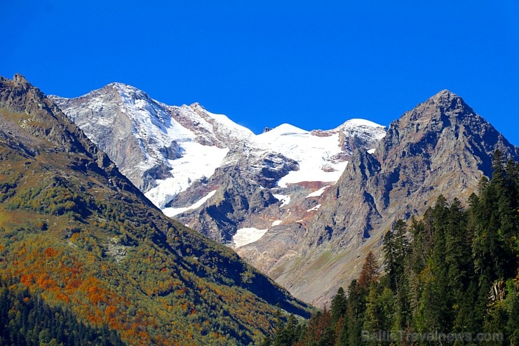 Travelnews.lv divas naktis nakšņo vienkāršā, bet viesmīlīgā Dombaja viesnīcā «Elbrus». Atbalsta: Magtur Travelnews.lv divas naktis nakšņo vienkāršā, bet viesmīlīgā Dombaja viesnīcā «Elbrus». Atbalsta: Magtur 266355