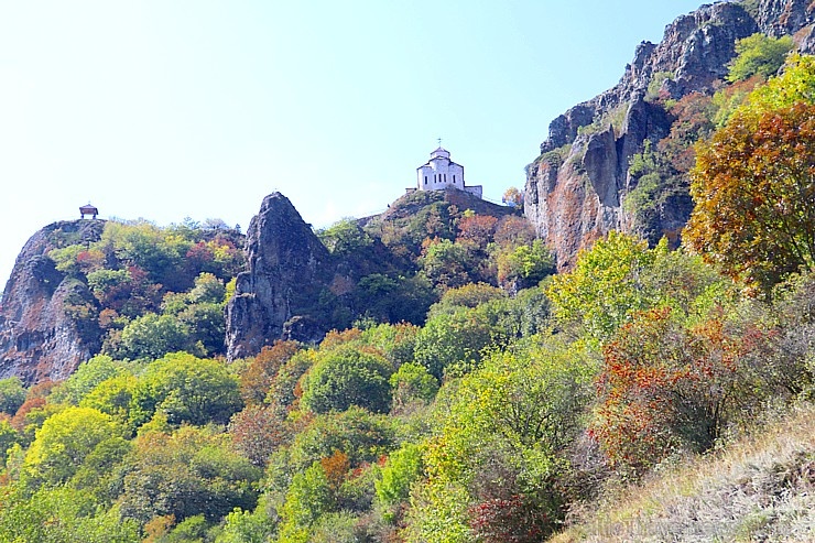 Travelnews.lv apmeklē darbojošu 10. gadsimta kristiešu Šoanina dievnamu osetīņu ciemā. Atbalsta: Magtur Travelnews.lv apmeklē darbojošu 10. gadsimta kristiešu Šoanina dievnamu osetīņu ciemā. Atbalsta: Magtur 266967