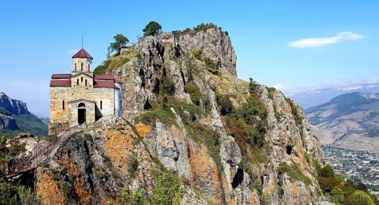 Travelnews.lv apmeklē darbojošu 10. gadsimta kristiešu Šoanina dievnamu osetīņu ciemā. Atbalsta: Magtur Travelnews.lv apmeklē darbojošu 10. gadsimta kristiešu Šoanina dievnamu osetīņu ciemā. Atbalsta: Magtur 266975