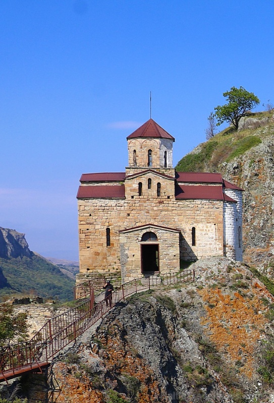 Travelnews.lv apmeklē darbojošu 10. gadsimta kristiešu Šoanina dievnamu osetīņu ciemā. Atbalsta: Magtur Travelnews.lv apmeklē darbojošu 10. gadsimta kristiešu Šoanina dievnamu osetīņu ciemā. Atbalsta: Magtur 266977