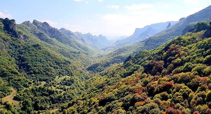 Travelnews.lv apmeklē darbojošu 10. gadsimta kristiešu Šoanina dievnamu osetīņu ciemā. Atbalsta: Magtur Travelnews.lv apmeklē darbojošu 10. gadsimta kristiešu Šoanina dievnamu osetīņu ciemā. Atbalsta: Magtur 266978