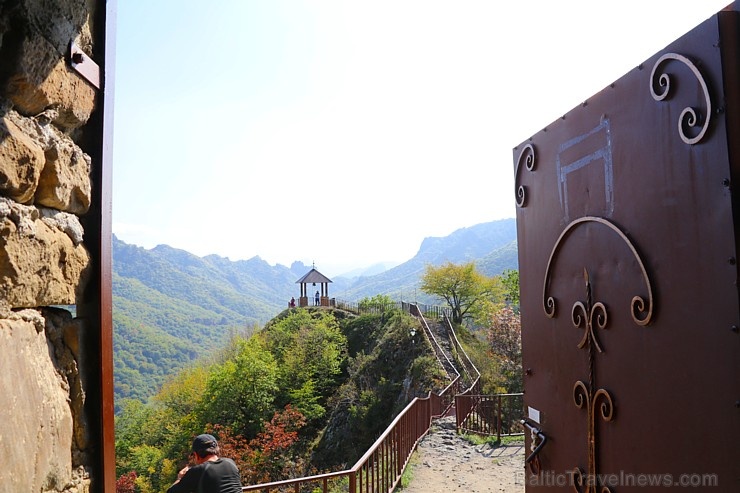 Travelnews.lv apmeklē darbojošu 10. gadsimta kristiešu Šoanina dievnamu osetīņu ciemā. Atbalsta: Magtur Travelnews.lv apmeklē darbojošu 10. gadsimta kristiešu Šoanina dievnamu osetīņu ciemā. Atbalsta: Magtur 266984