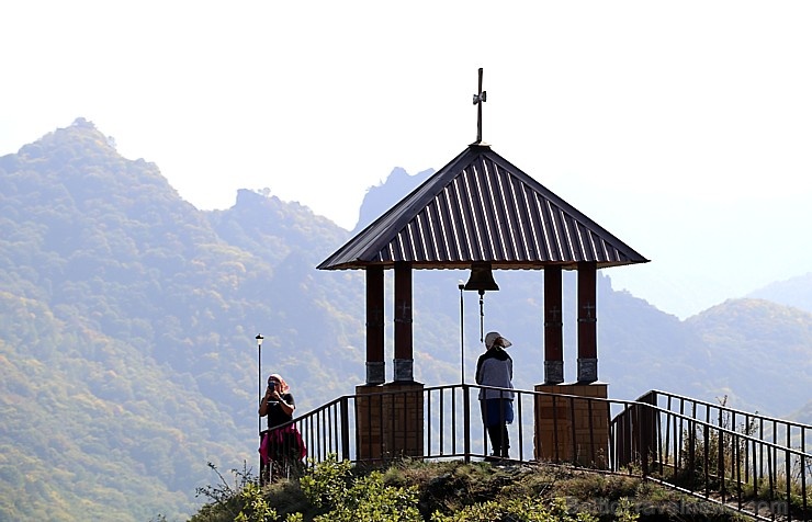 Travelnews.lv apmeklē darbojošu 10. gadsimta kristiešu Šoanina dievnamu osetīņu ciemā. Atbalsta: Magtur Travelnews.lv apmeklē darbojošu 10. gadsimta kristiešu Šoanina dievnamu osetīņu ciemā. Atbalsta: Magtur 266986