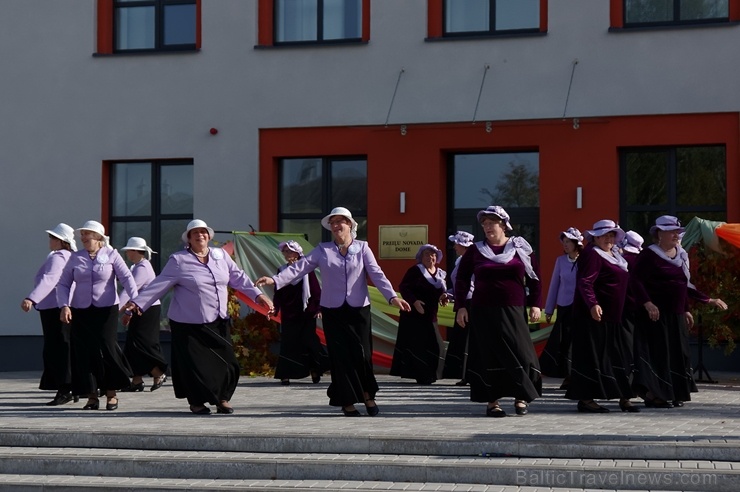 Preiļos norisinājās Svētku laukuma iedancošanas pasākums - deju maratons ar dažādu deju stilu priekšnesumiem Preiļos norisinājās Svētku laukuma iedancošanas pasākums - deju maratons ar dažādu deju stilu priekšnesumiem 267067