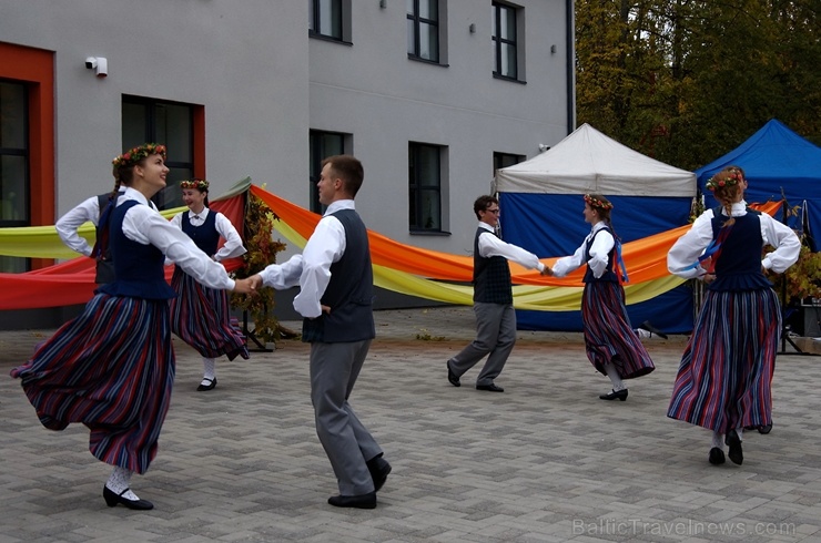 Preiļos norisinājās Svētku laukuma iedancošanas pasākums - deju maratons ar dažādu deju stilu priekšnesumiem Preiļos norisinājās Svētku laukuma iedancošanas pasākums - deju maratons ar dažādu deju stilu priekšnesumiem 267089