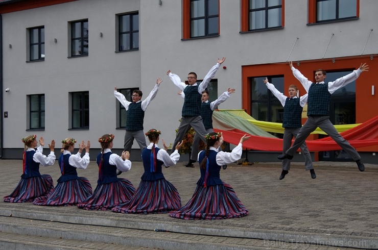 Preiļos norisinājās Svētku laukuma iedancošanas pasākums - deju maratons ar dažādu deju stilu priekšnesumiem Preiļos norisinājās Svētku laukuma iedancošanas pasākums - deju maratons ar dažādu deju stilu priekšnesumiem 267094