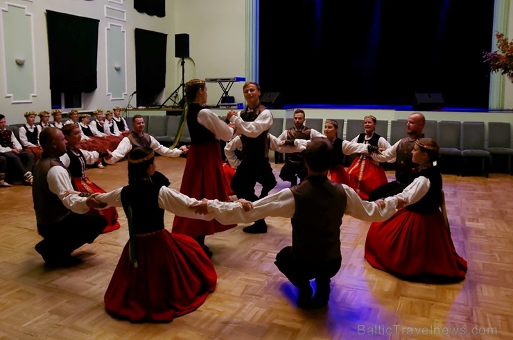 Preiļos norisinājās Svētku laukuma iedancošanas pasākums - deju maratons ar dažādu deju stilu priekšnesumiem Preiļos norisinājās Svētku laukuma iedancošanas pasākums - deju maratons ar dažādu deju stilu priekšnesumiem 267098