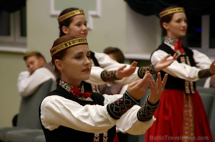 Preiļos norisinājās Svētku laukuma iedancošanas pasākums - deju maratons ar dažādu deju stilu priekšnesumiem Preiļos norisinājās Svētku laukuma iedancošanas pasākums - deju maratons ar dažādu deju stilu priekšnesumiem 267099