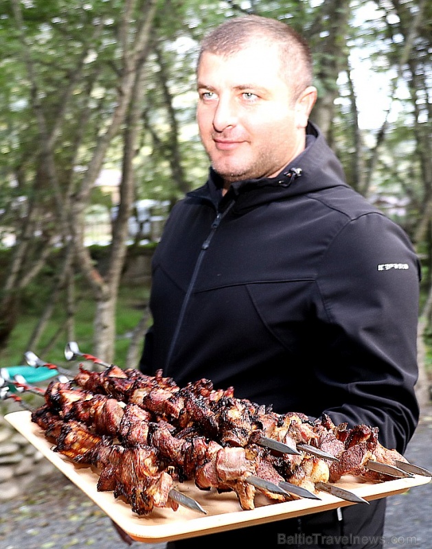 Karačaja-Čerkesijas republikā ēdienā tiek akcentēts garšīgs šašliks, bet augļus un dārzeņus ieved galvenokārt no citurienes. Atbalsta: Magtur Karačaja-Čerkesijas republikā ēdienā tiek akcentēts garšīgs šašliks, bet augļus un dārzeņus ieved galvenokārt no citurienes. Atbalsta: Magtur 267102