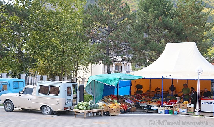 Karačaja-Čerkesijas republikā ēdienā tiek akcentēts garšīgs šašliks, bet augļus un dārzeņus ieved galvenokārt no citurienes. Atbalsta: Magtur Karačaja-Čerkesijas republikā ēdienā tiek akcentēts garšīgs šašliks, bet augļus un dārzeņus ieved galvenokārt no citurienes. Atbalsta: Magtur 267121