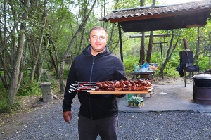 Karačaja-Čerkesijas republikā ēdienā tiek akcentēts šašliks, bet augļus ieved no citurienes