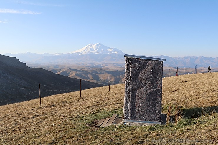 Travelnews.lv rīta agrumā apjūsmo Eiropas augstāko virsotni Elbruss. Atbalsta: Magtur 267237