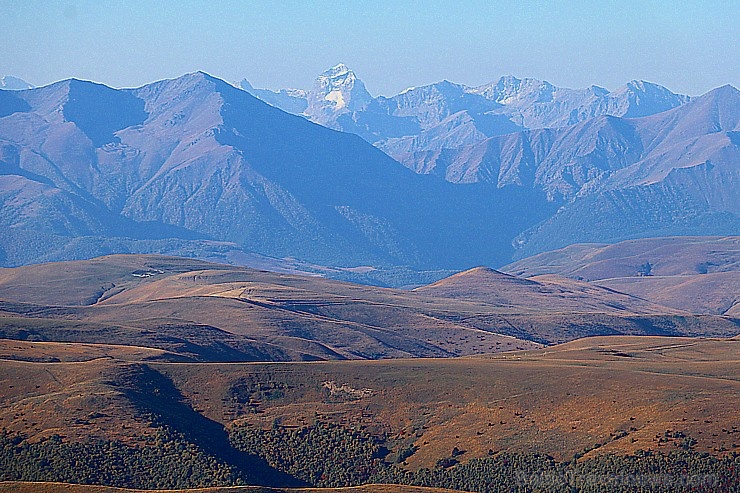 Travelnews.lv rīta agrumā apjūsmo Eiropas augstāko virsotni Elbruss. Atbalsta: Magtur 267245