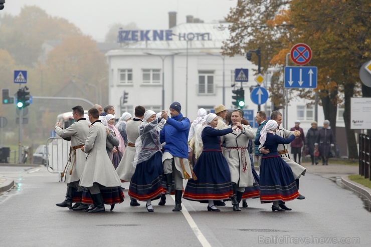 Rēzeknes Miķeļdienas gadatirgus pārsteidz iedzīvotājus un pilsētas viesus ar varenu tirgošanos, mielošanos, muzicēšanu, dejošanu un dižošanos Rēzeknes Miķeļdienas gadatirgus pārsteidz iedzīvotājus un pilsētas viesus ar varenu tirgošanos, mielošanos, muzicēšanu, dejošanu un dižošanos 267308