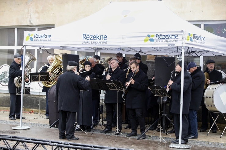 Rēzeknes Miķeļdienas gadatirgus pārsteidz iedzīvotājus un pilsētas viesus ar varenu tirgošanos, mielošanos, muzicēšanu, dejošanu un dižošanos Rēzeknes Miķeļdienas gadatirgus pārsteidz iedzīvotājus un pilsētas viesus ar varenu tirgošanos, mielošanos, muzicēšanu, dejošanu un dižošanos 267309