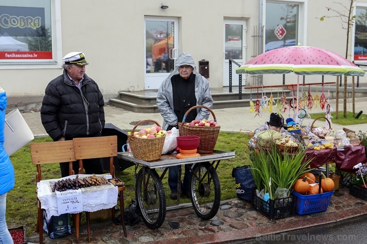 Rēzeknes Miķeļdienas gadatirgus pārsteidz iedzīvotājus un pilsētas viesus ar varenu tirgošanos, mielošanos, muzicēšanu, dejošanu un dižošanos Rēzeknes Miķeļdienas gadatirgus pārsteidz iedzīvotājus un pilsētas viesus ar varenu tirgošanos, mielošanos, muzicēšanu, dejošanu un dižošanos 267311