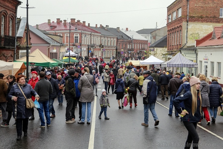 Rēzeknes Miķeļdienas gadatirgus pārsteidz iedzīvotājus un pilsētas viesus ar varenu tirgošanos, mielošanos, muzicēšanu, dejošanu un dižošanos Rēzeknes Miķeļdienas gadatirgus pārsteidz iedzīvotājus un pilsētas viesus ar varenu tirgošanos, mielošanos, muzicēšanu, dejošanu un dižošanos 267313