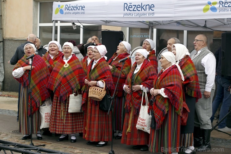 Rēzeknes Miķeļdienas gadatirgus pārsteidz iedzīvotājus un pilsētas viesus ar varenu tirgošanos, mielošanos, muzicēšanu, dejošanu un dižošanos Rēzeknes Miķeļdienas gadatirgus pārsteidz iedzīvotājus un pilsētas viesus ar varenu tirgošanos, mielošanos, muzicēšanu, dejošanu un dižošanos 267315