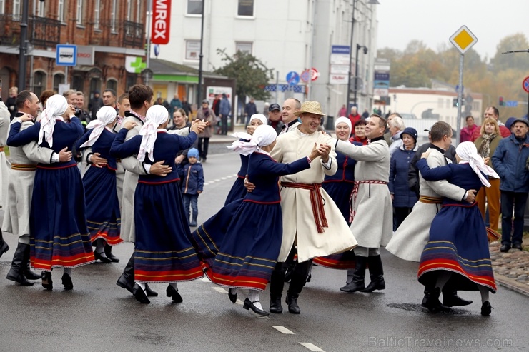 Rēzeknes Miķeļdienas gadatirgus pārsteidz iedzīvotājus un pilsētas viesus ar varenu tirgošanos, mielošanos, muzicēšanu, dejošanu un dižošanos Rēzeknes Miķeļdienas gadatirgus pārsteidz iedzīvotājus un pilsētas viesus ar varenu tirgošanos, mielošanos, muzicēšanu, dejošanu un dižošanos 267321