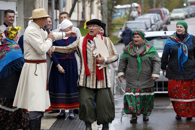 Rēzeknes Miķeļdienas gadatirgus pārsteidz iedzīvotājus un pilsētas viesus ar varenu tirgošanos, mielošanos, muzicēšanu, dejošanu un dižošanos Rēzeknes Miķeļdienas gadatirgus pārsteidz iedzīvotājus un pilsētas viesus ar varenu tirgošanos, mielošanos, muzicēšanu, dejošanu un dižošanos 267325