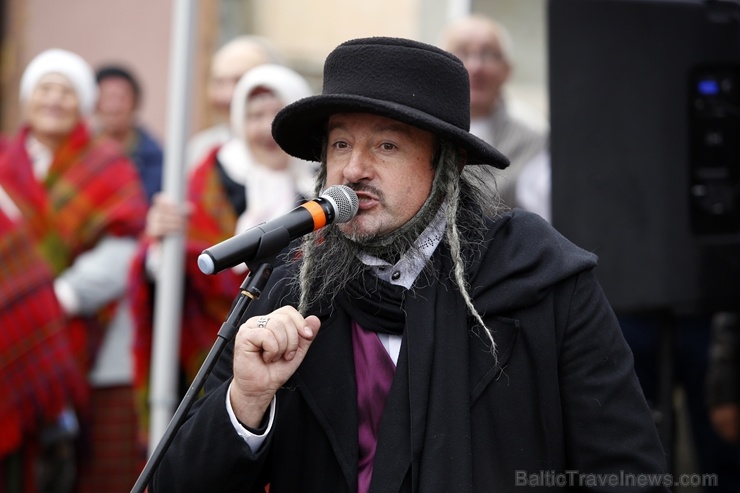 Rēzeknes Miķeļdienas gadatirgus pārsteidz iedzīvotājus un pilsētas viesus ar varenu tirgošanos, mielošanos, muzicēšanu, dejošanu un dižošanos Rēzeknes Miķeļdienas gadatirgus pārsteidz iedzīvotājus un pilsētas viesus ar varenu tirgošanos, mielošanos, muzicēšanu, dejošanu un dižošanos 267328