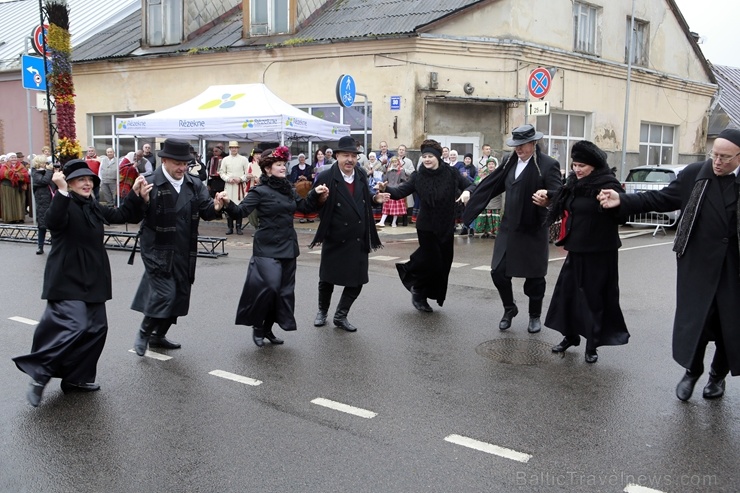 Rēzeknes Miķeļdienas gadatirgus pārsteidz iedzīvotājus un pilsētas viesus ar varenu tirgošanos, mielošanos, muzicēšanu, dejošanu un dižošanos Rēzeknes Miķeļdienas gadatirgus pārsteidz iedzīvotājus un pilsētas viesus ar varenu tirgošanos, mielošanos, muzicēšanu, dejošanu un dižošanos 267329
