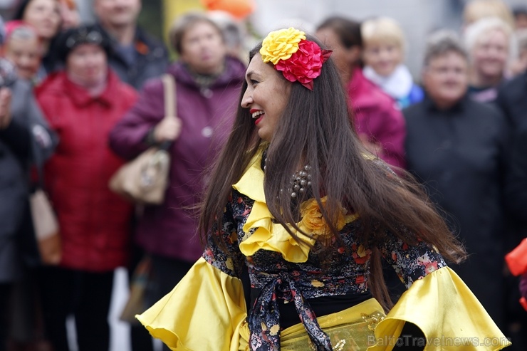 Rēzeknes Miķeļdienas gadatirgus pārsteidz iedzīvotājus un pilsētas viesus ar varenu tirgošanos, mielošanos, muzicēšanu, dejošanu un dižošanos Rēzeknes Miķeļdienas gadatirgus pārsteidz iedzīvotājus un pilsētas viesus ar varenu tirgošanos, mielošanos, muzicēšanu, dejošanu un dižošanos 267334