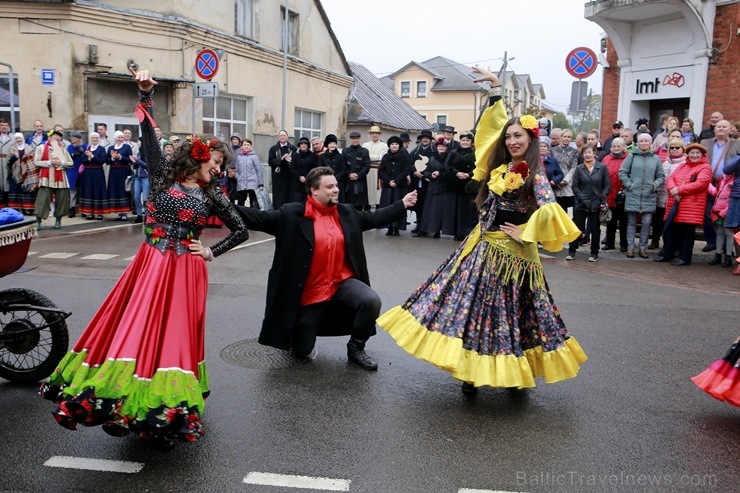 Rēzeknes Miķeļdienas gadatirgus pārsteidz iedzīvotājus un pilsētas viesus ar varenu tirgošanos, mielošanos, muzicēšanu, dejošanu un dižošanos Rēzeknes Miķeļdienas gadatirgus pārsteidz iedzīvotājus un pilsētas viesus ar varenu tirgošanos, mielošanos, muzicēšanu, dejošanu un dižošanos 267336