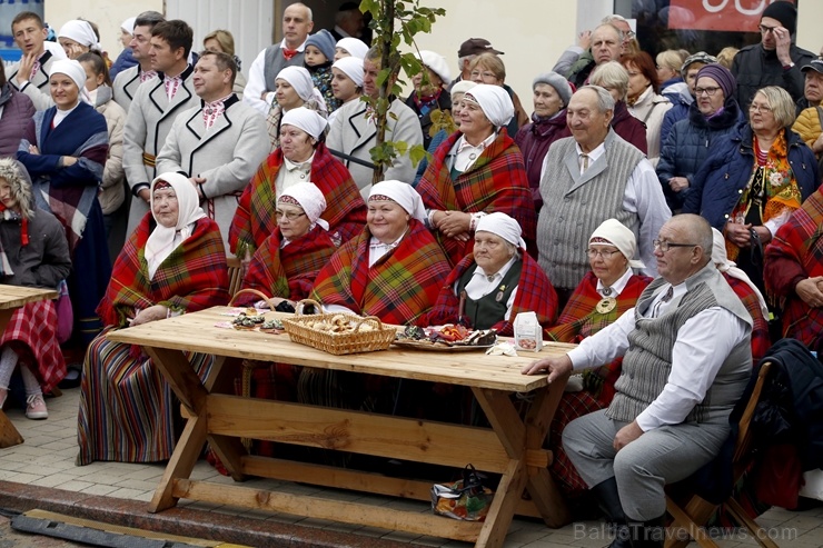 Rēzeknes Miķeļdienas gadatirgus pārsteidz iedzīvotājus un pilsētas viesus ar varenu tirgošanos, mielošanos, muzicēšanu, dejošanu un dižošanos Rēzeknes Miķeļdienas gadatirgus pārsteidz iedzīvotājus un pilsētas viesus ar varenu tirgošanos, mielošanos, muzicēšanu, dejošanu un dižošanos 267352