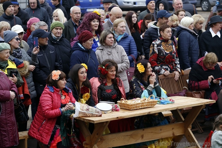 Rēzeknes Miķeļdienas gadatirgus pārsteidz iedzīvotājus un pilsētas viesus ar varenu tirgošanos, mielošanos, muzicēšanu, dejošanu un dižošanos Rēzeknes Miķeļdienas gadatirgus pārsteidz iedzīvotājus un pilsētas viesus ar varenu tirgošanos, mielošanos, muzicēšanu, dejošanu un dižošanos 267354