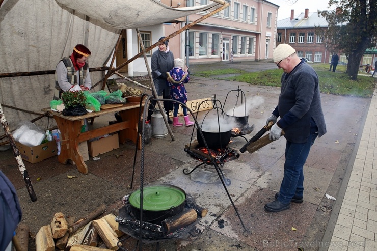 Rēzeknes Miķeļdienas gadatirgus pārsteidz iedzīvotājus un pilsētas viesus ar varenu tirgošanos, mielošanos, muzicēšanu, dejošanu un dižošanos Rēzeknes Miķeļdienas gadatirgus pārsteidz iedzīvotājus un pilsētas viesus ar varenu tirgošanos, mielošanos, muzicēšanu, dejošanu un dižošanos 267363