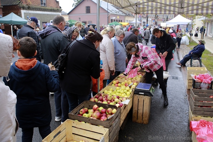 Rēzeknes Miķeļdienas gadatirgus pārsteidz iedzīvotājus un pilsētas viesus ar varenu tirgošanos, mielošanos, muzicēšanu, dejošanu un dižošanos Rēzeknes Miķeļdienas gadatirgus pārsteidz iedzīvotājus un pilsētas viesus ar varenu tirgošanos, mielošanos, muzicēšanu, dejošanu un dižošanos 267369