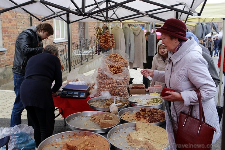 Rēzeknes Miķeļdienas gadatirgus pārsteidz iedzīvotājus un pilsētas viesus ar varenu tirgošanos, mielošanos, muzicēšanu, dejošanu un dižošanos Rēzeknes Miķeļdienas gadatirgus pārsteidz iedzīvotājus un pilsētas viesus ar varenu tirgošanos, mielošanos, muzicēšanu, dejošanu un dižošanos 267373