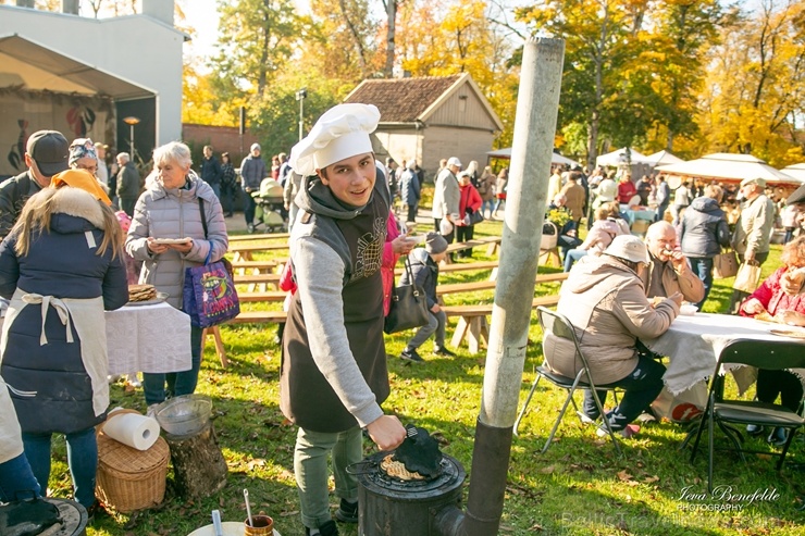 Kuldīgā ar bagātīgu tirdziņu, gardiem ēdieniem, dzērieniem un izklaidēm ikvienu apmeklētāju sagaidīja nozīmīgākais rudens pasākums – Hercoga Jēkaba ga Kuldīgā ar bagātīgu tirdziņu, gardiem ēdieniem, dzērieniem un izklaidēm ikvienu apmeklētāju sagaidīja nozīmīgākais rudens pasākums – Hercoga Jēkaba ga 267614