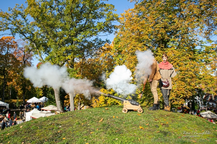 Kuldīgā ar bagātīgu tirdziņu, gardiem ēdieniem, dzērieniem un izklaidēm ikvienu apmeklētāju sagaidīja nozīmīgākais rudens pasākums – Hercoga Jēkaba ga Kuldīgā ar bagātīgu tirdziņu, gardiem ēdieniem, dzērieniem un izklaidēm ikvienu apmeklētāju sagaidīja nozīmīgākais rudens pasākums – Hercoga Jēkaba ga 267619